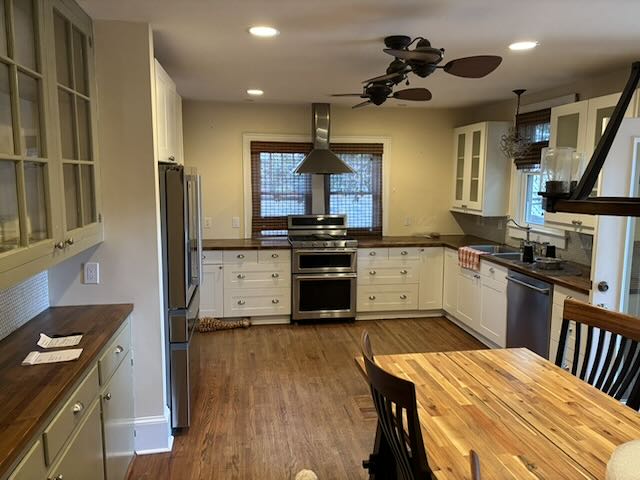 Kitchen prior to renovation
